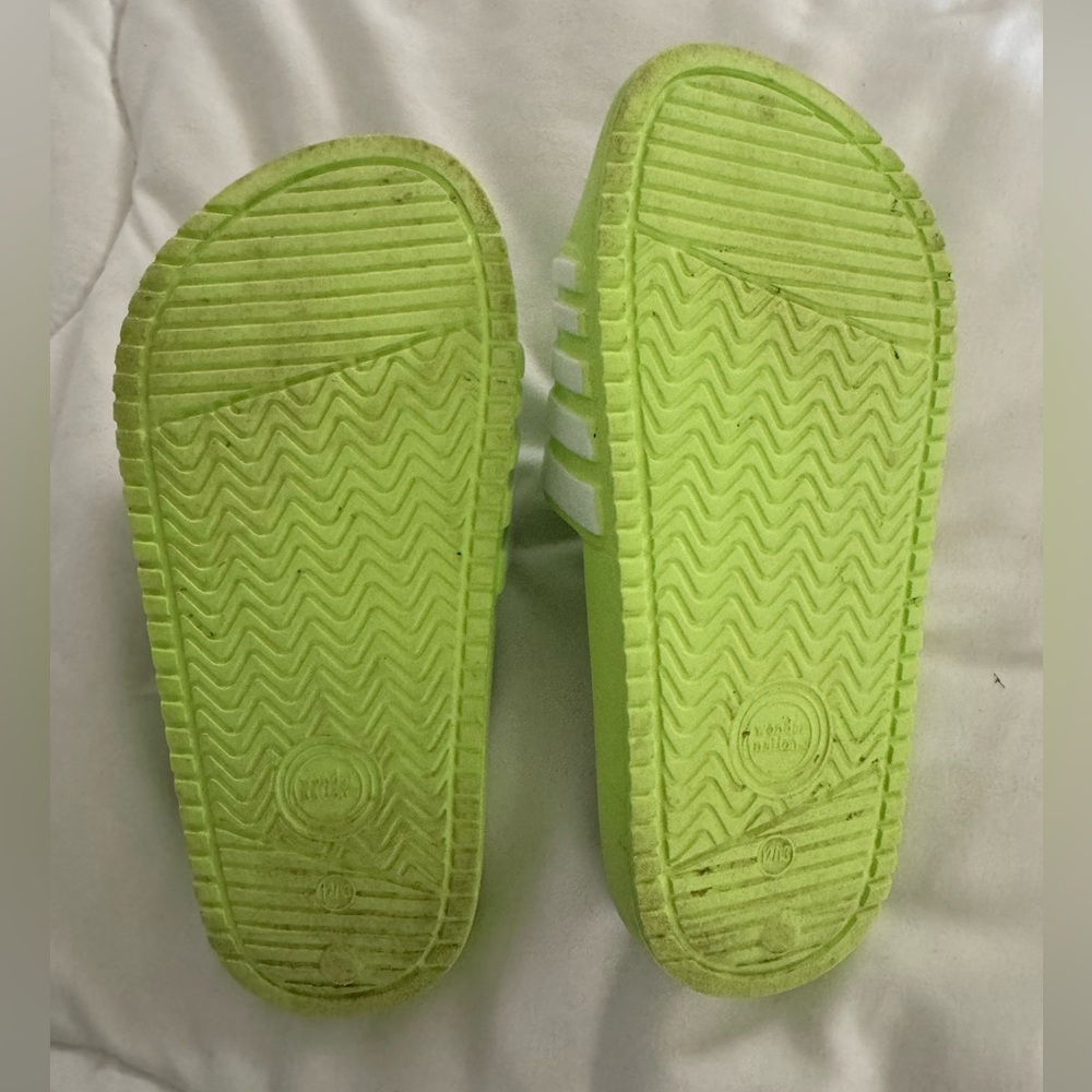 Green kids sandal - Picture 2 of 3